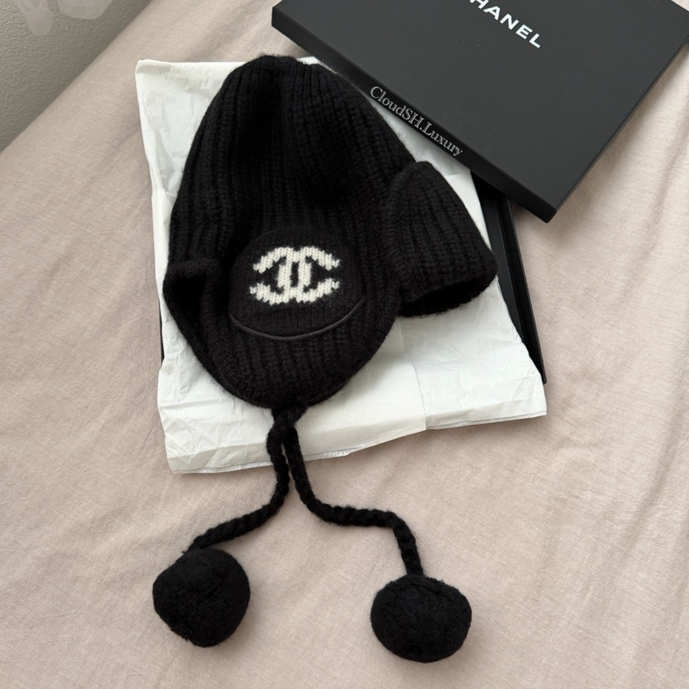 Auth BN Chanel 25B CC Logo Ear Warmer Black Cashmere Beanie